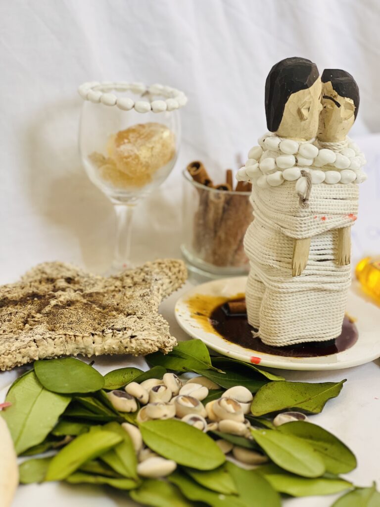 Statue d'amour avec éléments naturels