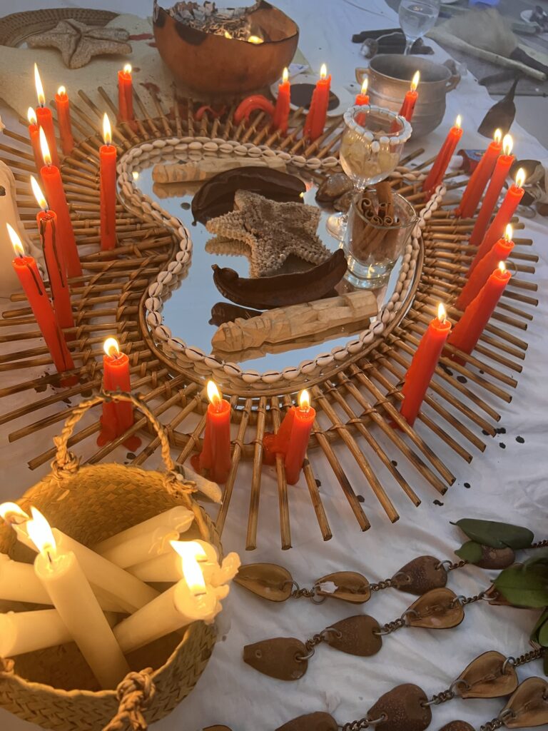 Bougies rouges autour d'un miroir.